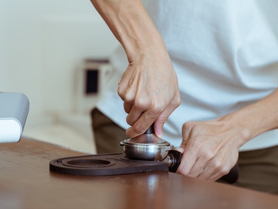 how to tamp coffee